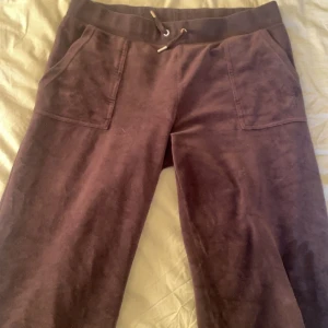 Svarta juciy couture byxa använd ett par ggr - Jag har klippt upp sömmarna vid fötterna så de blir längre skriv om ni vill se dom på veta ngt mer🤗