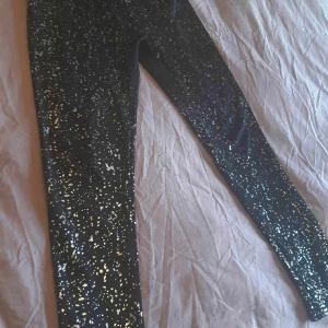 Nya glitter leggings - Nya leggings i small.  Hämtas I hisings backa Göteborg.   Men kan också postas mot fraktkostnaden. 