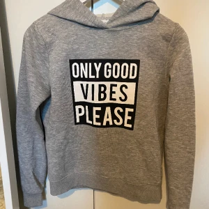 Hoodie - Något nopprig annars fin!  Skicka gärna ett meddelande om du vill köpa fler saker så skickar jag det i samma paket!💗