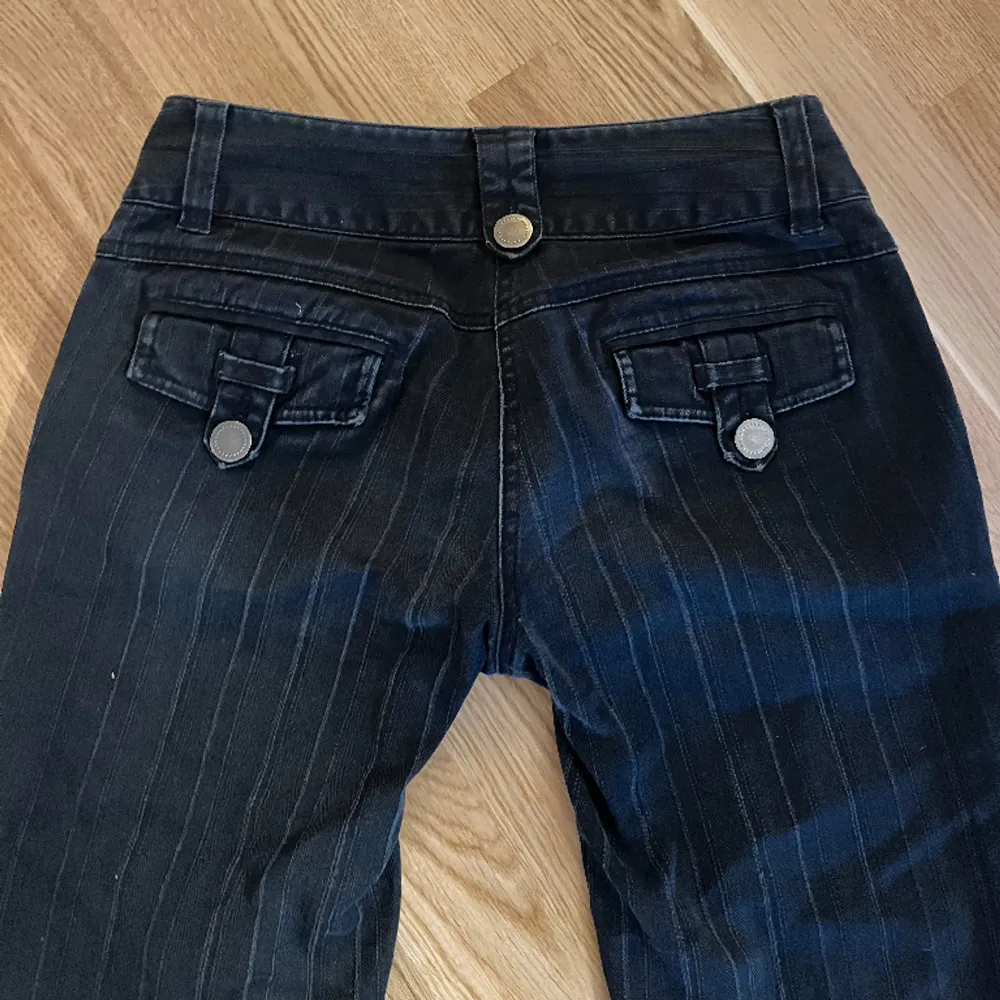 Säljer dessa lågmidjade svarta/mörkgråa bootcut jeans pga att de inte kommer till användning. Jag är 165cm och storleken är 36/S men skulle även säga 34 också ❤️. Jeans & Byxor.