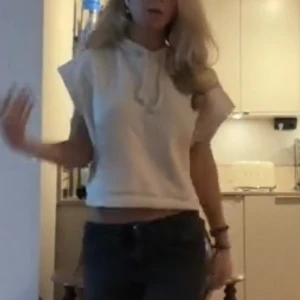 Armlös hoodie - Så snygg beige hoodie utan armar inga anmärkningar 💕