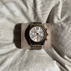  Michael Kors Klocka - Michael Kors klocka, köptes 1-2 år sedan. Ser bra och ren ut. Kan leta fram kvitto om det skulle behövas.