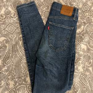 Skinny jeans ifrån levi’s i bra skick  Midja 24 och längd 32