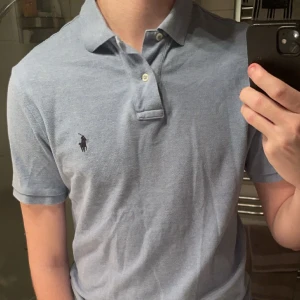 Polo Ralph lauren piké  - Polo Ralph lauren piké. Skick 9/10. Storlek L men sitter som M.  Hör av er vid frågor eller funderingar 🙌🏻 Nypris 1299kr. 