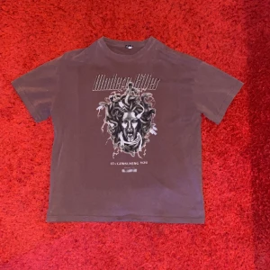 Elusive t-Shirt - Limited edition Brun Elusive t-shirt med snyggt print på, tungt och skönt material så den sitter väldigt snyggt, väldigt bra skick