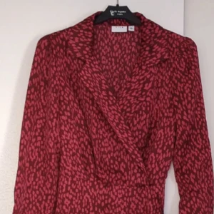 Klänning - Snygg och festlig klänning ifrån Vila. Nyskick. Endast använd två gånger.