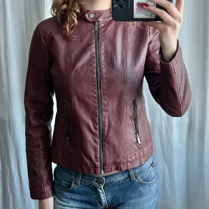 Röd skinnjacka - Röd vintage skinnjacka i skinnimitation från märket Gina. Inga defekter 💕