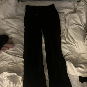 Juicy byxor - Säljer nu mina juicy byxor i strl m då dem är för stora, knappt använda eftersom att de varit för stora💞💞