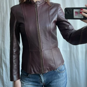 Röd-brun skinnjacka - Röd-brun vintage skinnjacka från märket Alyssa Cuir. Inga defekter. Storlek L, passar mer M 💕 Gjord i Tunisien