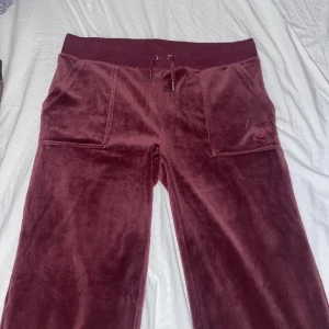 Juicy Couture byxor (helt nya) - Säljer mina Juicy Couture Del Ray Pocket byxor i färgen Tawny Port. Storlek L. Dom är endast testade, annars helt oanvända. Köpta för 1199 kr. Säljer för 600.
