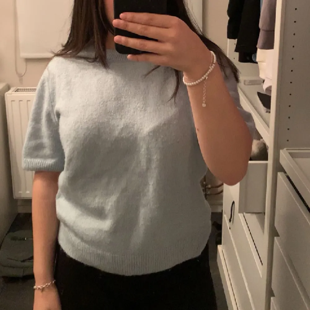 Säljer min stickade t-shirt från H&M i storlek S💕. Stickat.