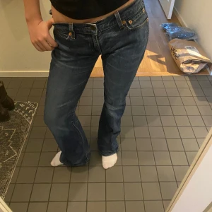 Levi’s midwaist bootcut jeans - Midwaist Levis jeans i en mörk snygg wash!