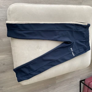 Palm angels track pants - Palm angels track pants, storlek M, använda väldigt försiktigt så dom är i väldigt bra skick