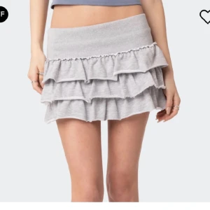 Edikte kjol - Helt oanvänd endast testad, lappen sitter fortfarande på! Köpte förra sommaren men har var legat i garderoben! Superpopulära lågmidjade volangkjol från edikted! Perfekt till både vår och sommar🥰