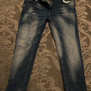 Blå jeans i storlek 31/32. I bra skick, har bara används 3 gånger.