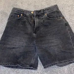 Ett par jeans som säljs för de blivit för små. De går ner till knäna ungefär. Små framfickor som rymmer småkrams