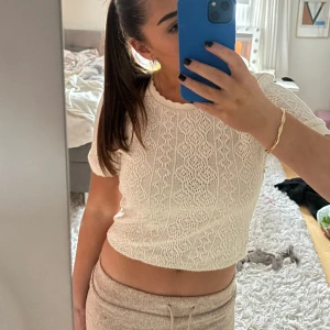 Zara T shirt topp - Fin topp från zara köpt förra året, men endast använd ca 2 ggr. 🤍Den är beige/vit.