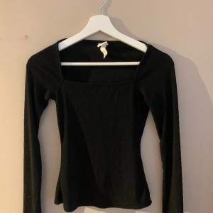 Fin långärmad svart basic tröja från hm. Säljer då den inte kommer till användning. Knappt använd