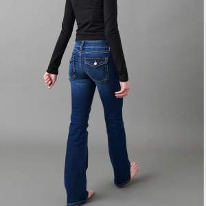 Säljer dessa jätte snygga lågmidjade jeans från gina tricot young som är i jätte bra skick🫶🏻tryck på köp nu 