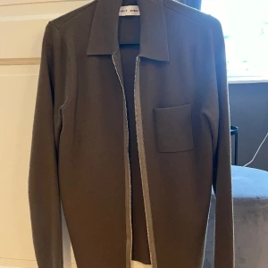 Samsöe  - Säljer denna tröja från samsöe för 600 kr istället för 1599  Storlek S Nyskick  Använd Max 5 gånger 