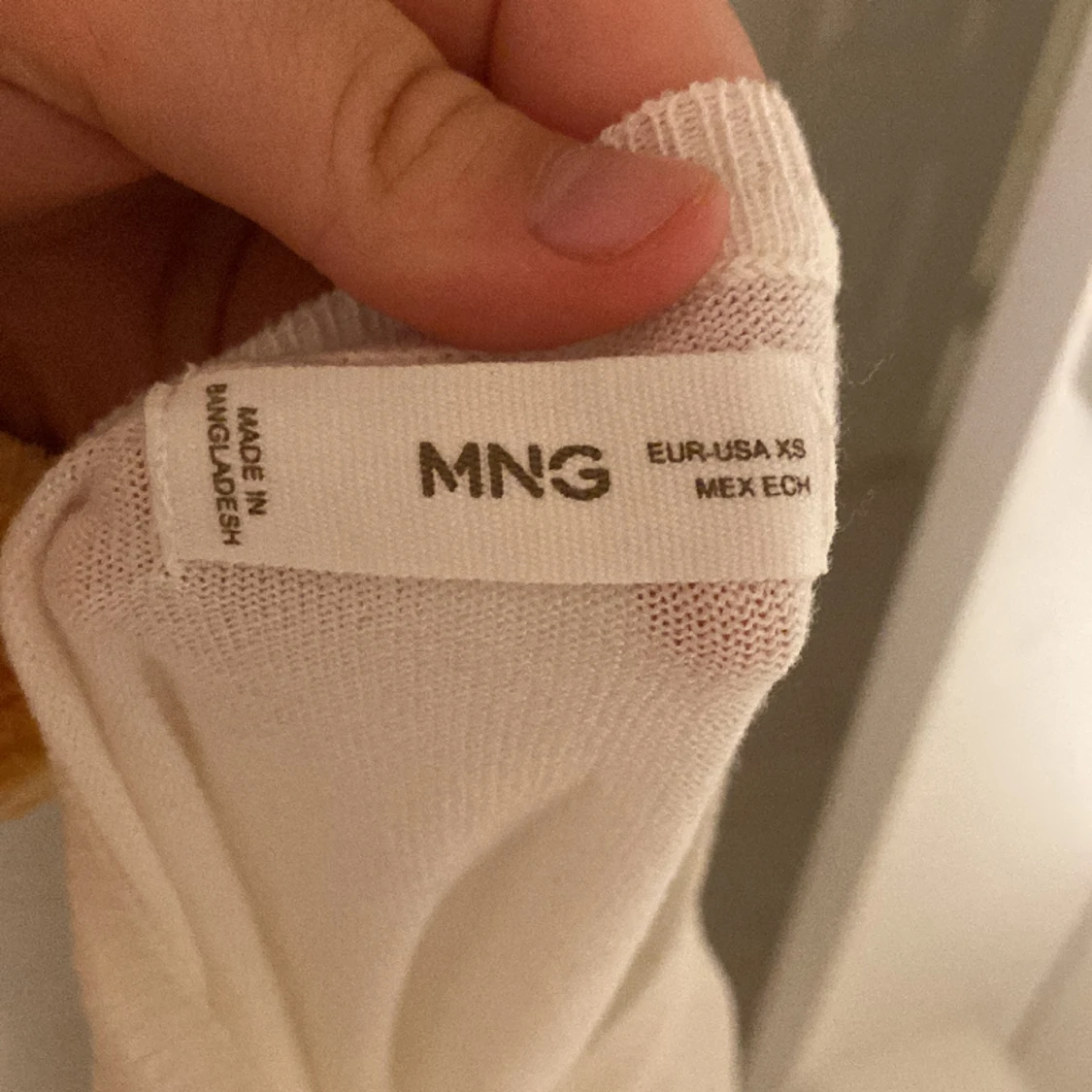 Hej💕 säljer nu min beige/ vita tröja från mango❤️❤️för att den är lite lite och att jag inte använder den. - 91