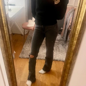 Offblack jeans - Intressekoll på dessa offblack jeans från Gina Tricot med ett hål på ena benet, jättefina jeans men kommer inte till användning  💕 Ny pris:499kr kostar:300 med frakt. Pris kan diskuteras 