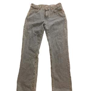 Säljer dessa jättefina blåa jeans från bikbok. Midjestorlek 29 och längd 32. De är lågmidjade och raka. Använda väldigt fåtal gånger men inga defekter. Skriv vid frågor💕