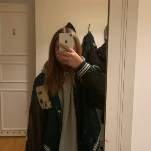 Aelfric Eden jacka - Säljer denna jacka då den intr kommer till användning. Sparasamt använd dock köpte jag den på plick för ca 2 år sedan så vet ej hur mycket den vart använd innan jag köpte den💗 nypris ca 900kr💗