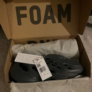 Yezzy foamrunners  - Ett par helt nya foamrunners! Kvitto finns såklart från ”CONFIRMED” Hojta om det är några frågor! 