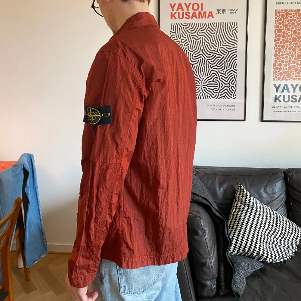 Säljer en äkta och unik nylon Stone Island overshirt som är i nyskick. . Jackor.