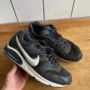 Nike Air Max - Nike Air Max. Använda men i bra skick. Det finns en liten defekt på vänstra sidan av ena skon (se sista bilden), det yttre lagret har släppt lite i kanten men kan nog ganska lätt fixas. Därav det låga priset. Köparen står för frakten!