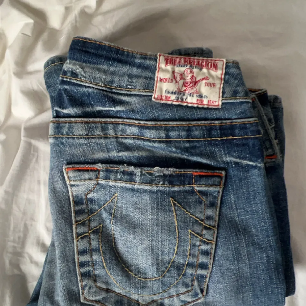 STRAIGHT LEG! Säljer true religion jeans med hål som inte har några direkta defekter förutom ett insytt snöre för att göra de mindre i midjan (se bild 3)❤️De är köpta i Danmark för 1000 och använda fåtal gånger. Kontakta för bilder och frågor🩷🩷. Jeans & Byxor.