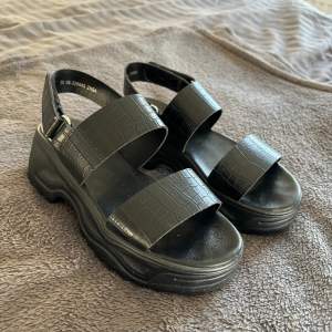 Ett par snygga svarta sandaler med platå, använt ett fåtal gånger. Är storlek 35 men passar mig som vanligtvis har 37🤍