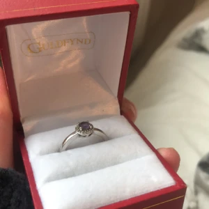 Guldfynd 18k ring diamant  - Jätte fin skickat! köpt 2018 för cirka 2 o 2 ord pris e 4 o 4!pris går att diskutera vid snabb affär!Jätte fin allahjärtans dag present! 50%.Säljer på grund av att den inte kommer till användning. Asken till ringen kommer självklart med och kvittot! 