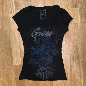 Guess tshirt  - Assnygg tshirt från guess i bra skick 
