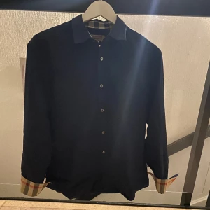 Burbbery Skjorta - Säljer nu min feta burbbery skjorta i färgen marinblå. Storlek M men passar även S. Den är i bra skick 9/10 skriv för frågor eller mer bilder👍