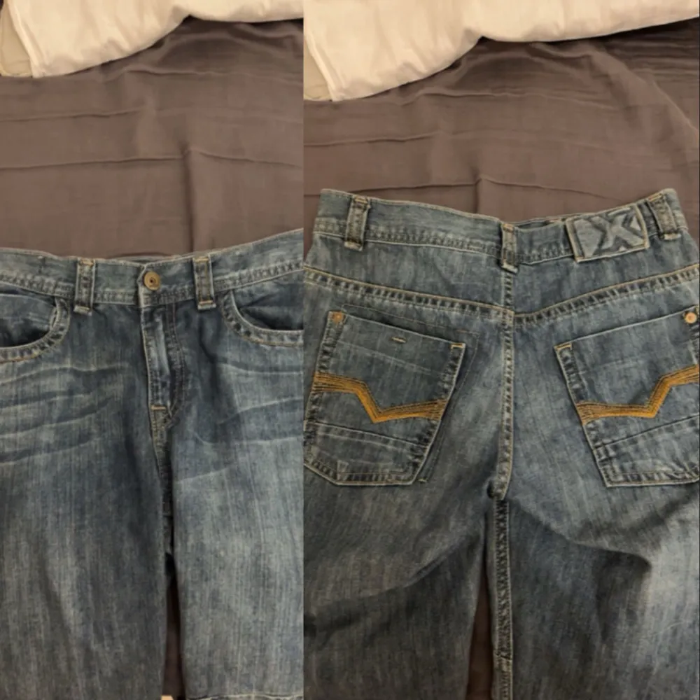 Blåa lågmidjade jeans med bootcut köpt second hand! I jätte bra skick och sällan använd av mig. Vet inte vilket märke, men unika och fina! Blåa / gråa. Jeans & Byxor.