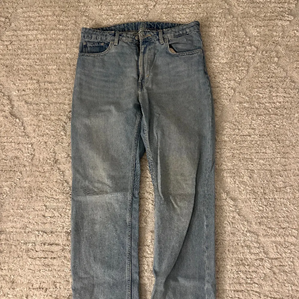 Blåa jeans från weekday i storlek 31/32. Jeans & Byxor.