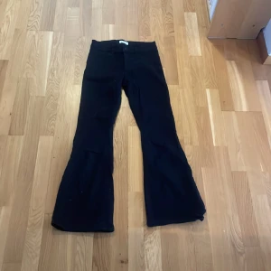 Jeans - Säljer mina svarta bootcut, lowaist jeans från Lindex. De är i strl 158. Modellen på jeansen heter Freja. Säljer pågrund av att de är för små. De är i väldigt bra skick då jag sällan andvänt dem💖 säljer för 65 plus frakt. Skriv innan ni köper