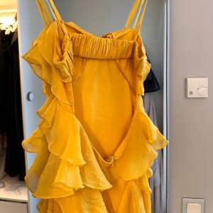 Säljer denna vackra klänning från ASOS! Använd en gång💛storlek 36, säljer för 200kr