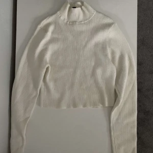Långärmad topp - En jättefin vit långärmad topp från H&M! Perfekt till våren 😍  Den är i strl S, använd ca 4-5 ggr. Säljer eftersom jag ej använder den!  