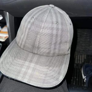 Burberry keps - Hej, tänkte att sälja min snygga Burberry keps som jag har haft i 5-7månader, och har tröttnat på den. Har kvittot digitalt, sen har jag alla kortonger osv. För mer info är det bara att skriva. Värd: 4000kr  Kan tänka mig byta mot andra kepsar också!
