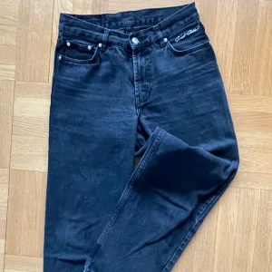 Skate-byxor/jeans - Baggy skatesjeans från Junkyard. Använda men i bra skick. Passar dig som är cirka 150-165 cm lång. Svarta/svartgrå. Nypris ca 1200. 