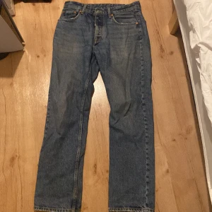 Zara jeans - Zara jeans, straight leg, tecken på användna med har mycket kvar att ge, de är dock ihop sydda under rumpan men är väll ihopsydda och därav låga priset, hör av er om frågor!