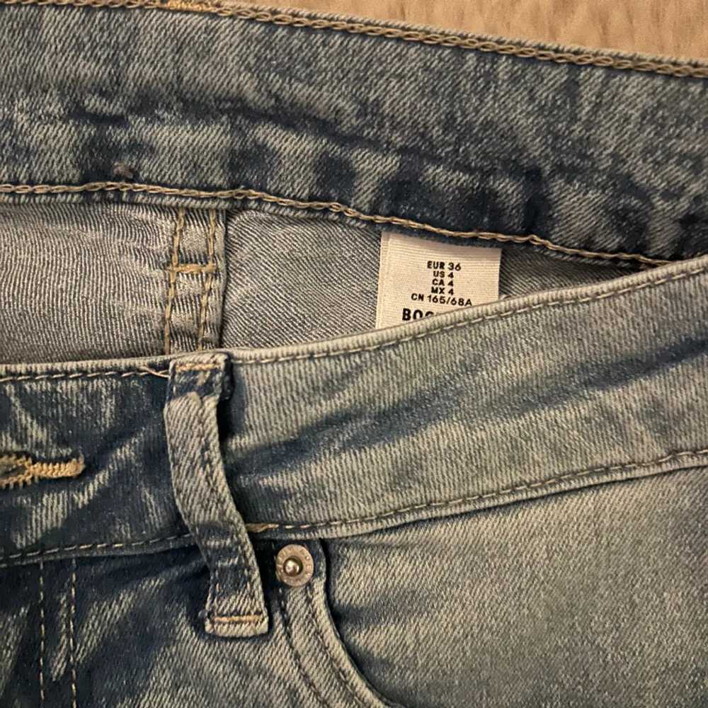 Säljer mina low waist bootcut jeans från hm i strl 36 🤍 Tryck gärna på köp nu!🫶🏼. Jeans & Byxor.