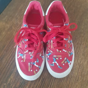 Adidas/Disney barnskor med Långben - Tygskor i väldigt bra skicka. Har bara använts några gånger. 