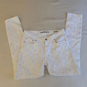 Slim fitt vita jeans från Zara - Med guld detaljer