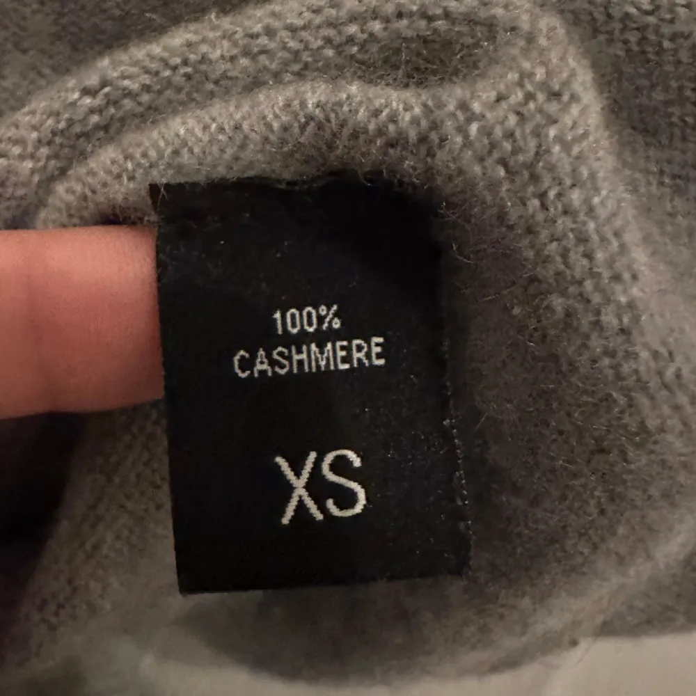 100% cashmere tröja från GOBI! Inte alls nopprig och fåtal gånger använd. Jätte skönt material och så fin passform! Köptes för ca 1600kr och säljer nu för 650kr. . Tröjor & Koftor.