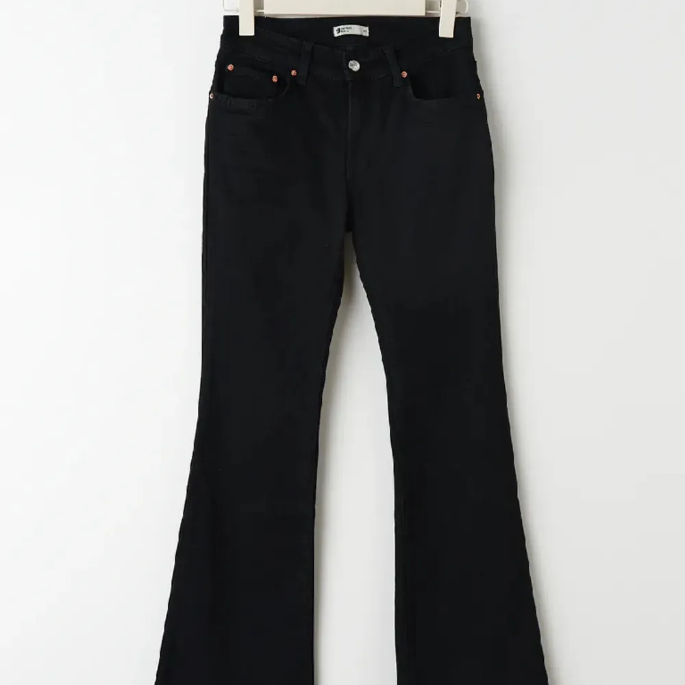 Säljer dessa assnygga jeans från Gina eftersom de inte längre kommer till användning ❣️❣️ Skriv för mer bilder, nypris är 500kr men säljer för 300kr 🙌🏼🙌🏼. Jeans & Byxor.