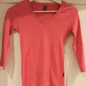 Väldigt snygg rosa tröja i storlek XS med trekvarts ärm av märket madonna. Den har inga defekter och har använts sparsamt. Fint material. 